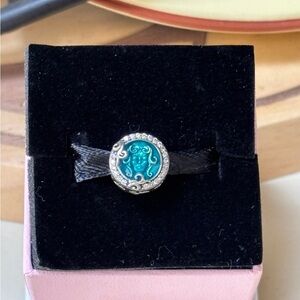 Disney pandora charm the haunted mansion madame
Leota new in box